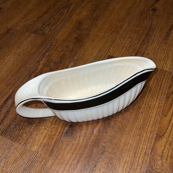 The Main Ingredients 10" Ribbed White with Black Trim Stoneware Gravy Boat - Picture 3 of 11